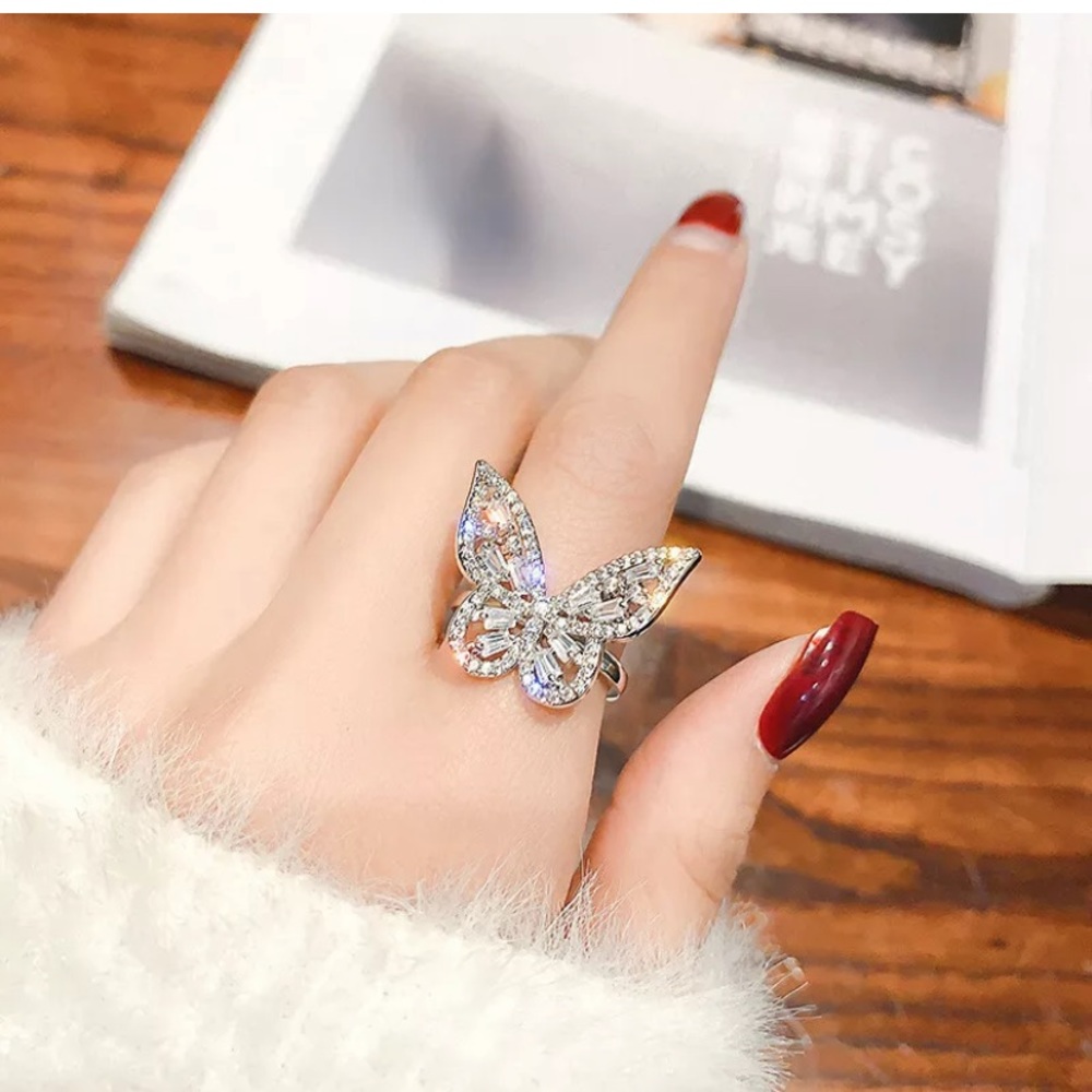 Gorgeous Butterfly Ring filled white Sapphire - Picture 3 of 5